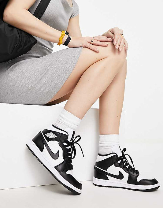 Air Jordan 1 Mid  womens trainers in white and black