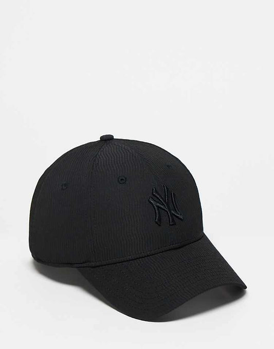 New Era 9forty NY Yankees cap in black